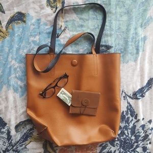 *Reversible* faux leather handbag